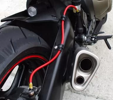 Красный армированный тормозной шланг на задок Honda CBR1000RR